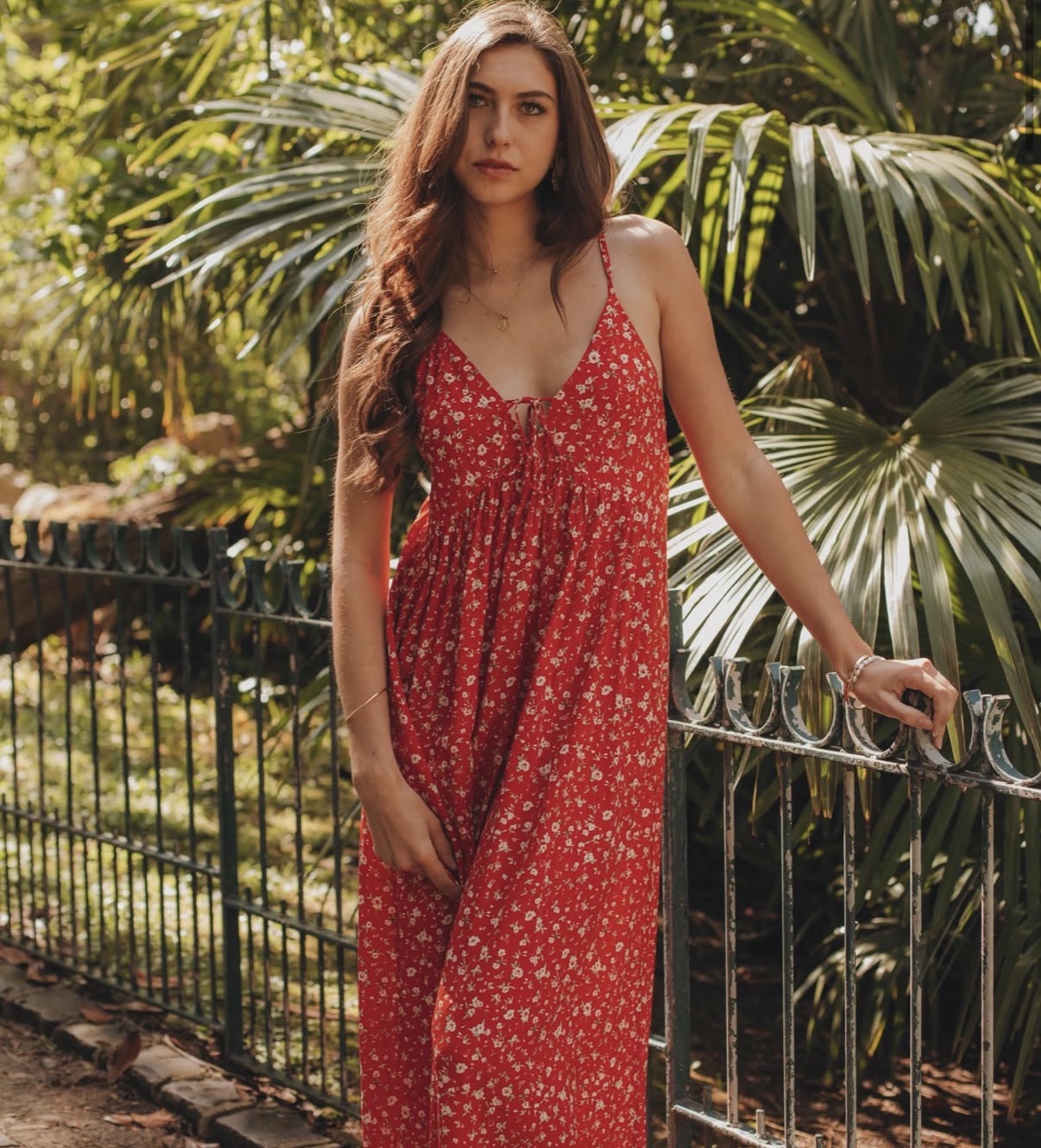 Robe rouge fleurie Palomita dans un jardin méditerranéen ensoleillé